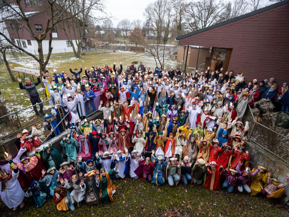 Über zweihundert Kinder und Jugendliche nahmen an der Eröffnungsfeier teil.