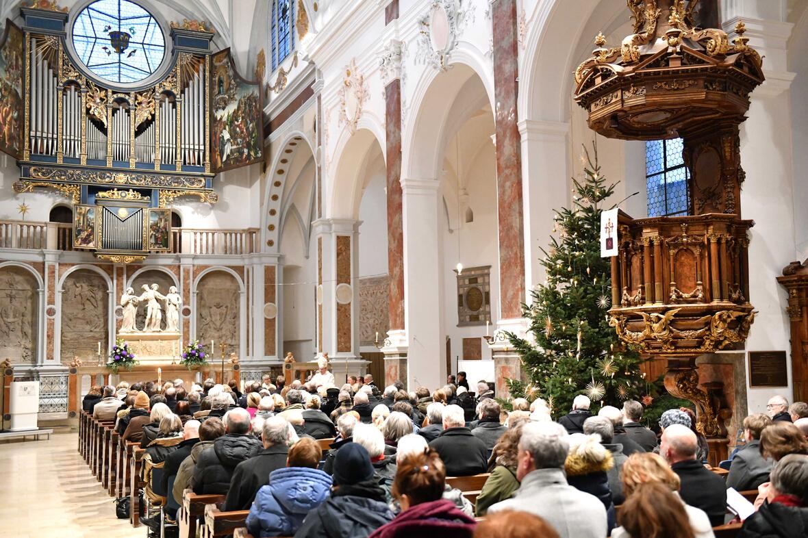 Festlicher Gedenkgottesdienst zum 500. Todestag von Jakob Fugger bei der Fuggerkapelle von St. Anna. (Fotos: Nicolas Schnall / pba)