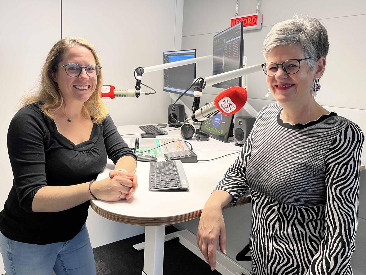 Museumsleiterin Melanie Thierbach (rechts) im Gespräch mit Radio Augsburg-Redakteurin Eva Fischer. (Foto: SUV)