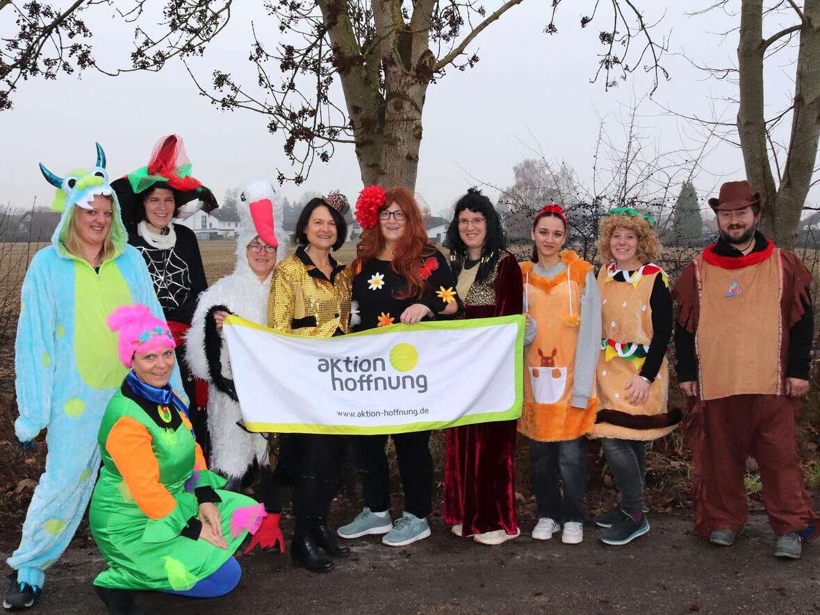 Mitarbeiterinnen und Mitarbeiter der aktion hoffnung stellen eine Auswahl an Verkleidungen vor, die bei den Secondhand-Faschingsmärkten der aktion hoffnung angeboten werden. (Foto: Karin Stippler / aktion hoffnung)