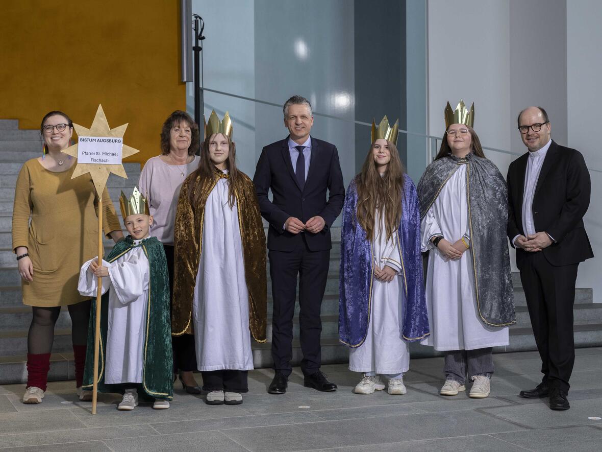 Die Sternsinger-Gruppe aus der Pfarrgemeinde St. Michael in Fischach vertraten das Bistum Augsburg beim Sternsingerempfang im Bundeskanzleramt. Gemeinsam mit Thorsten Frei, Chef des Bundeskanzleramts und Pfarrer Dirk Bingener, Präsident des Kindermissionswerks ‚Die Sternsinger‘, und Daniela Hottenbacher, BDKJ-Bundesvorsitzende stellten sich Sophie (10), Valentina (10), Samuel (7) und Amelie (12) sowie Begleiterin Claudia Andraschko zum Gruppenfoto auf. (Fotos: Mika Väisänen / Kindermissionswerk)