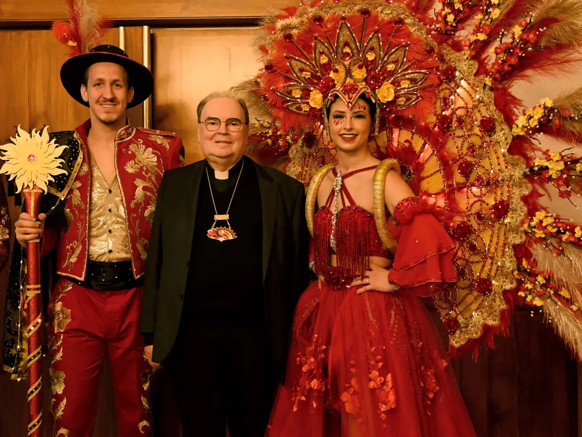 Das Prinzenpaar der Hollaria hat zu Beginn der Faschingssaison das Bischofshaus besucht. Bischof Bertram freute sich wie jedes Jahr über den Besuch. (Fotos: Maria Rösch / pba)