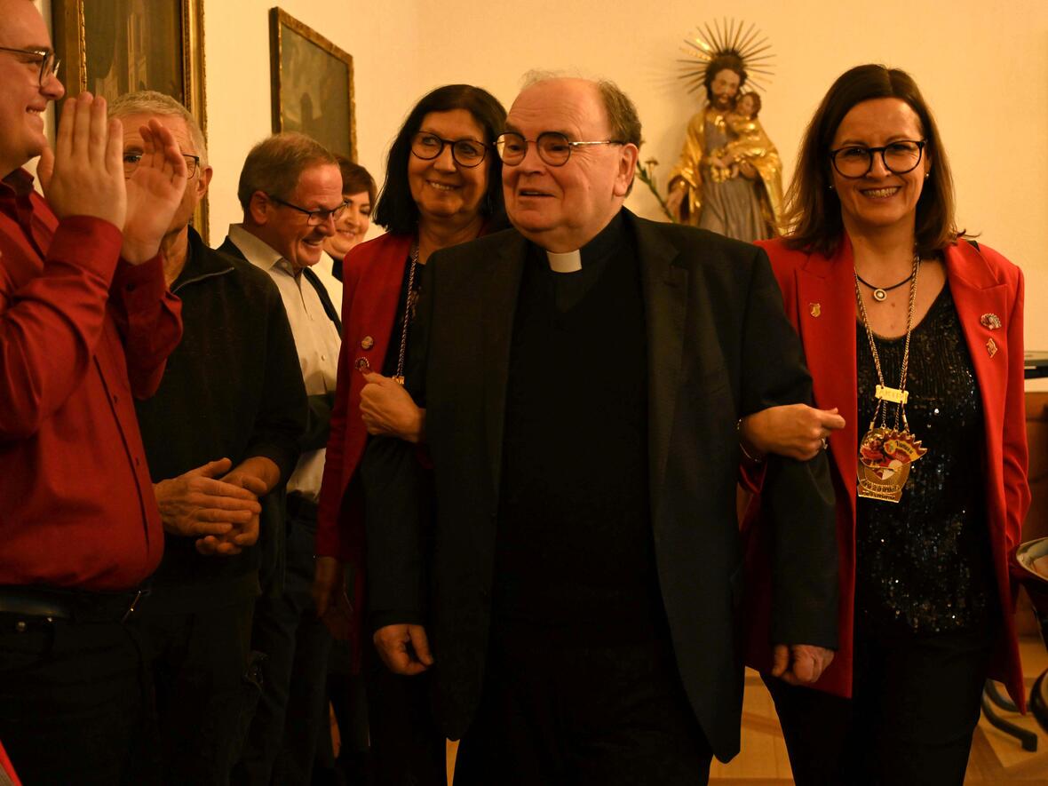 Nach Übergabe des Faschingsordens durfte ein Marsch durch den Raum nicht fehlen.  