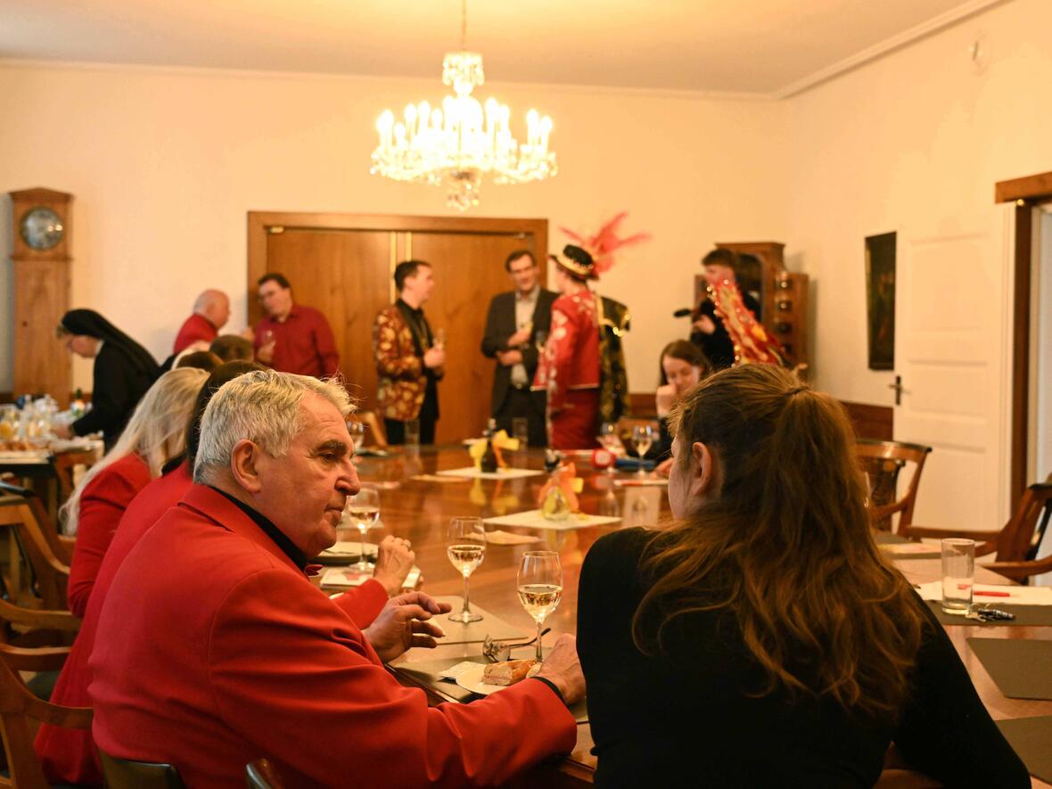 Mit Krapfen, Brezen, Muffins und Getränken wurde der Beginn der Faschingssaison gefeiert.