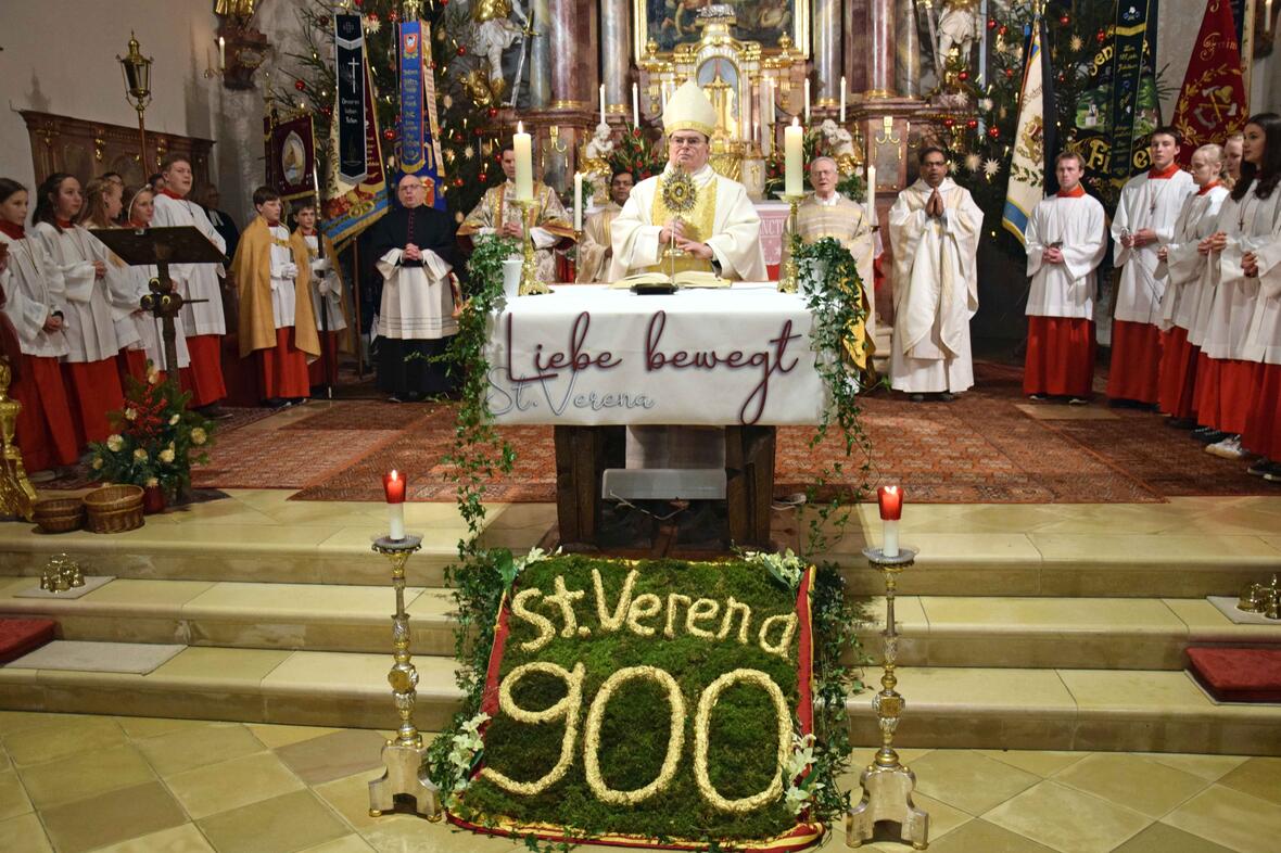 Bischof Bertram feierte mit den Fischingern das 900-jährige Bestehen ihrer Pfarrkirche St. Verena und reflektierte das Wirken der Kirchenpatronin im Laufe der Geschichte. (Fotos: Verspohl-Nitsche / pdsf)