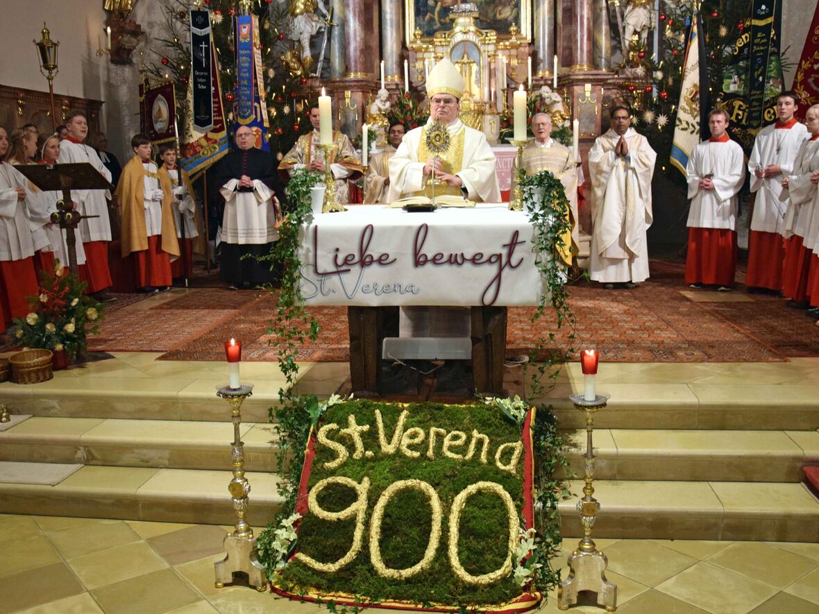 Bischof Bertram feierte mit den Fischingern das 900-jährige Bestehen ihrer Pfarrkirche St. Verena und reflektierte das Wirken der Kirchenpatronin im Laufe der Geschichte. (Fotos: Verspohl-Nitsche / pdsf)