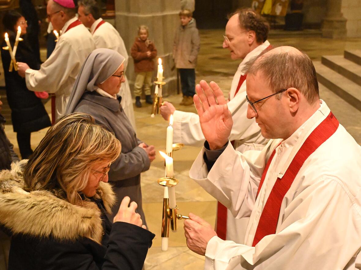 Mehrere Geistliche spendeten im Anschluss an den Gottesdienst den Blasiussegen (Fotos: Ulrich Bobinger/pba).