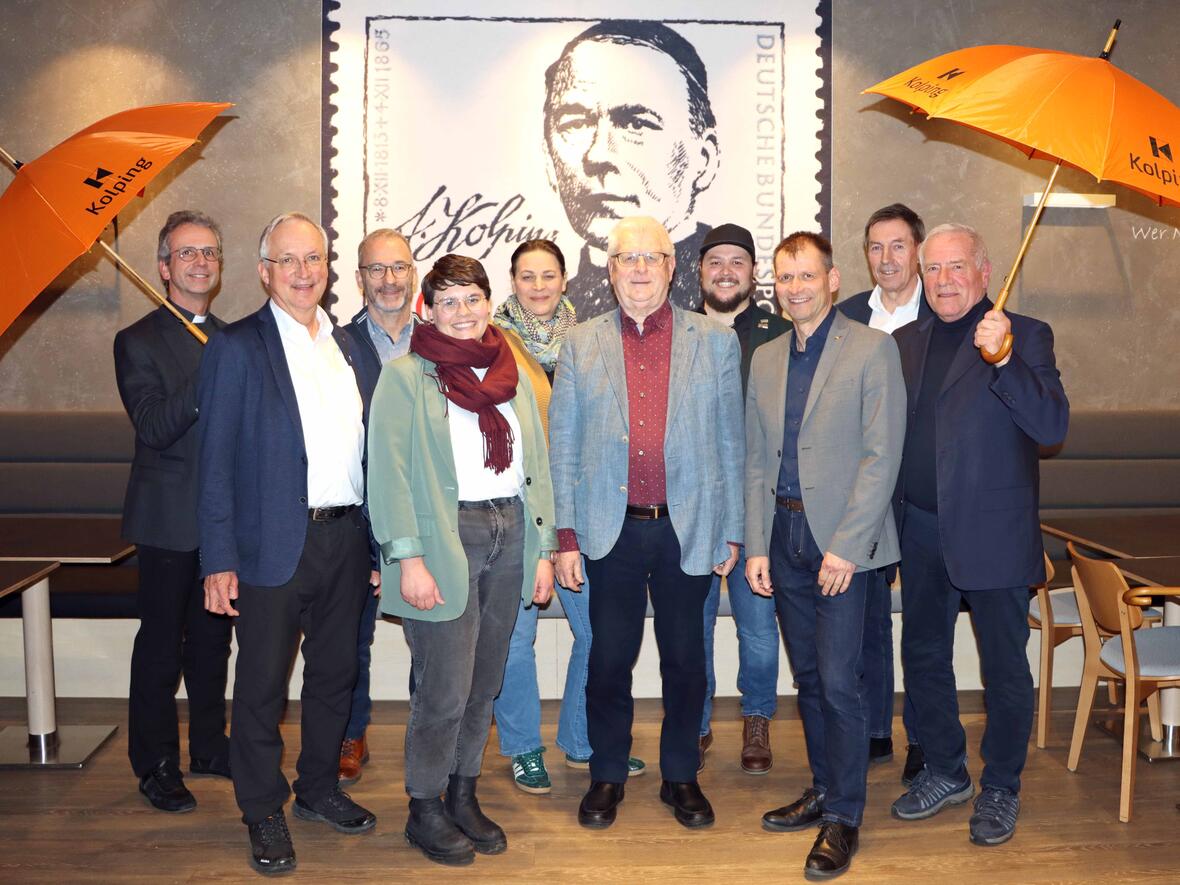 Nicht nur für ein Dach über dem Kopf für 754 junge Menschen sorgen die Mitglieder des Stiftungsrates der Kolping-Stiftung Augsburg: (von links) Domkapitular Armin Zürn (stellv. Vorsitzender Stiftungsvorstand), Kolping-Diözesanpräses Wolfgang Kretschmer (Vorsitzender Stiftungsvorstand), Heinrich Lang (Geschäftsführer), Katharina Heckl, Kirsten Kotter, Erwin Fath (bisheriger Vorsitzender Stiftungsvorstand), Michael Ritter, Robert Hitzelberger (Vorsitzender Stiftungsrat), Roland Kober (stellv. Vorsitzender Stiftungsrat) und Johannes Hintersberger. (Foto: Kolping Augsburg / Johann Michael Geisenfelder)