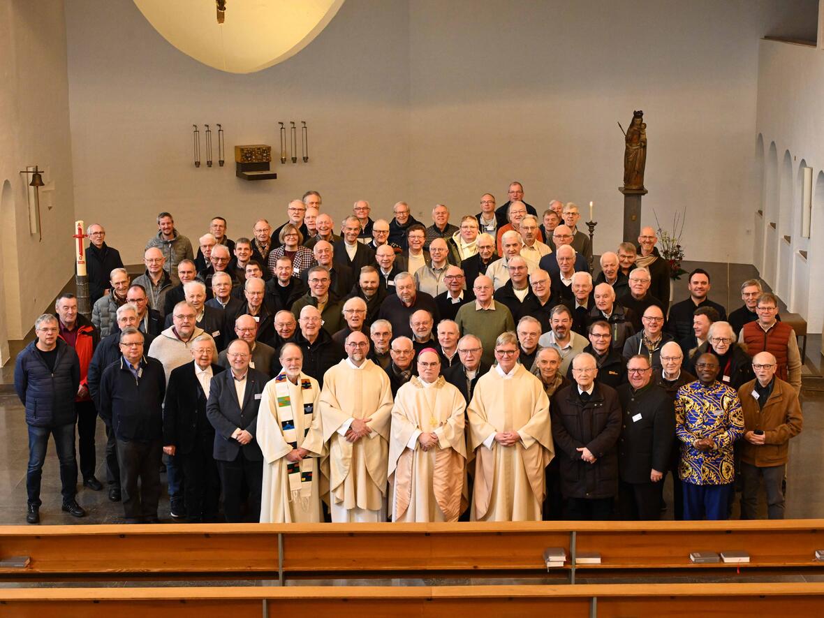 Rund 100 Priester der Fokoloarbewegung sind seit Montag zu Gast in Leitershofen. Bischof Bertram feierte eine Messe mit ihnen (Fotos: Maria Rösch / pba)