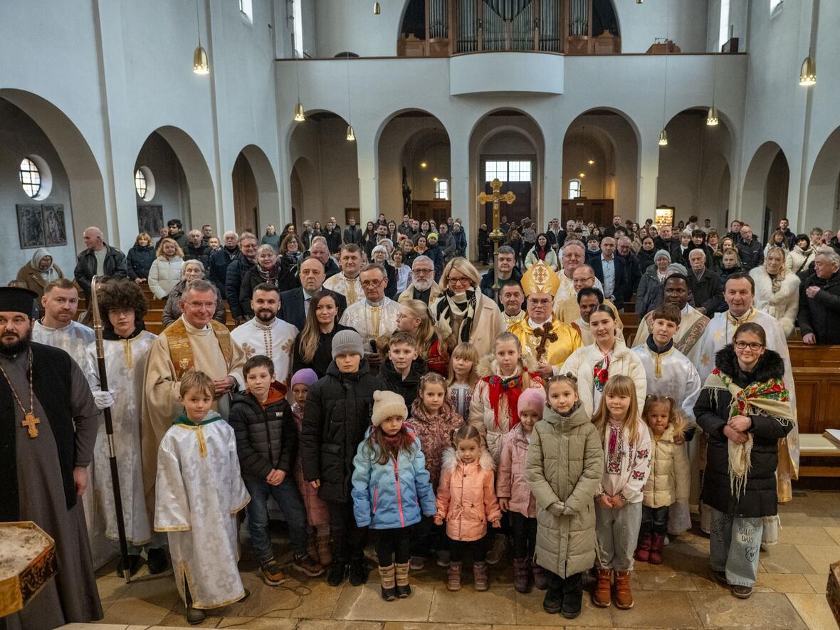 Hunderte Menschen nahmen an der festlichen Liturgie mit Bischof Bertram in der Augsburger Dreifaltigkeitskirche teil (Fotos: Julian Schmidt / pba)