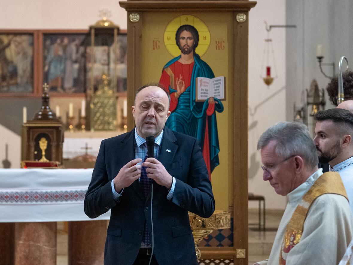 In einem Grußwort sprach der ukrainische Generalkonsul in München Yurii Nykytiuk der deutschen Kirche und Gesellschaft seinen Dank aus.