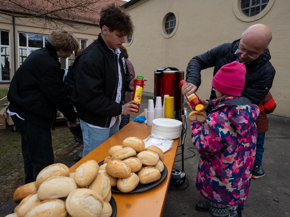 Nach dem Gottesdienst wurde vor der Kirche noch fröhlich weitergefeiert und gemeinsam gespeist.