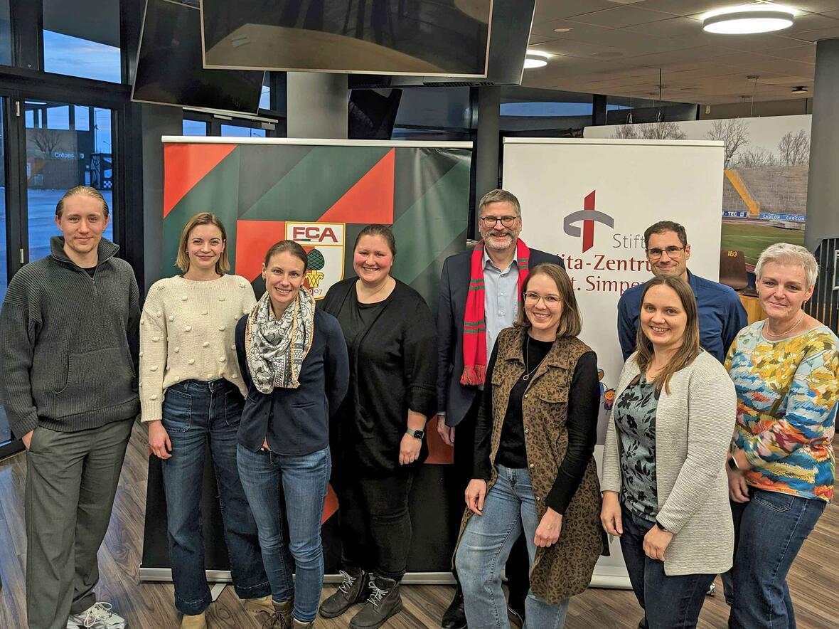 Bei einer Kick-Off-Veranstaltung wird die Kooperation von der FCA-Sprachballschule mit dem Kita-Zentrum an den Start geschickt. (Foto: Kita-Zentrum St. Simpert)