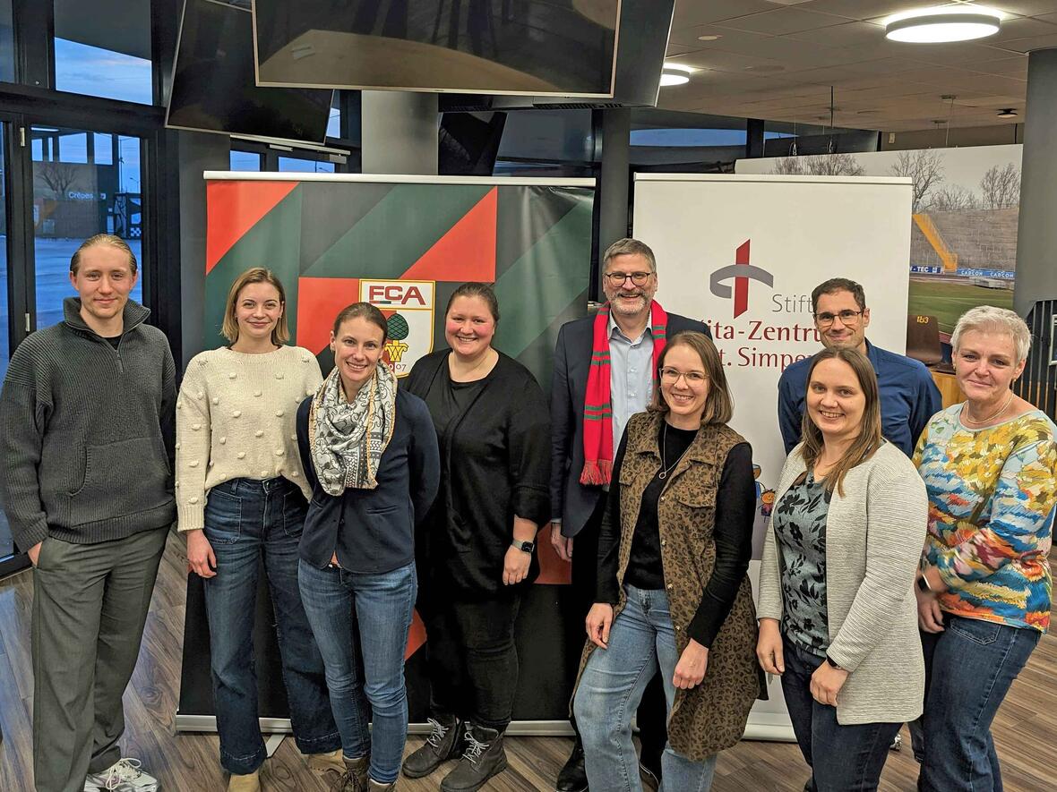 Bei einer Kick-Off-Veranstaltung wird die Kooperation von der FCA-Sprachballschule mit dem Kita-Zentrum an den Start geschickt. (Foto: Kita-Zentrum St. Simpert)