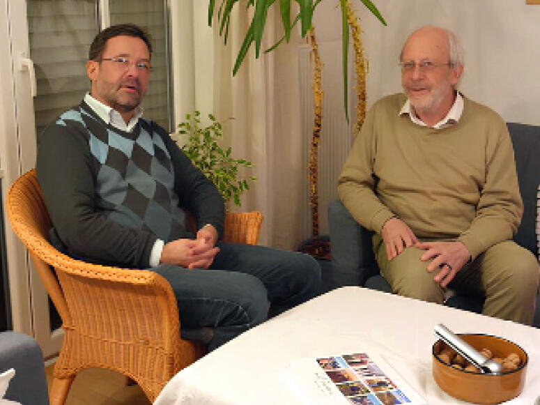 Im Alltag immer wieder auch harte Nüsse zu knacken: Dabei steht für KAB-Vorstand und Betriebsseelsorger Erwin Helmer (rechts) - hier im Gespräch mit Betriebsrat Norbert Moy - immer der Mensch mit dessen Sorgen im Mittelpunkt. (Foto: KAB)