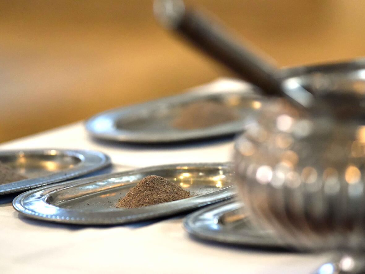 Die Auflegung der Asche als Zeichen der Vergänglichkleit und Buße ist beim Gottesdienst zum Künstler-Aschermittwoch ein wesentlicher Teil. (Motivbild: Nicolas Schnall / pba)