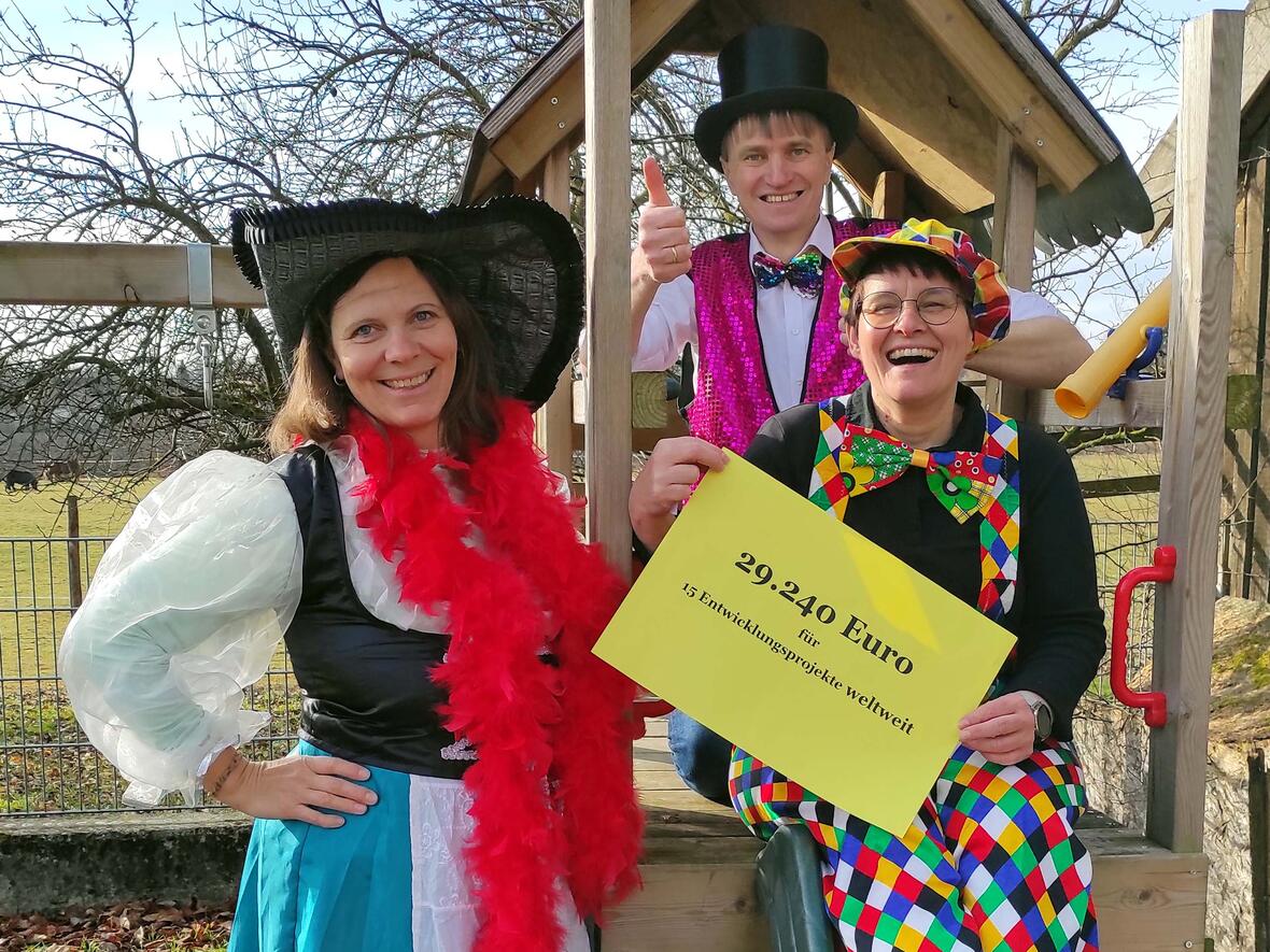 Dankbar für einen reibungslosen Verlauf aller 41 Märkte: (von links) Margot Megele, Johannes Müller und Karin Stippler freuen sich über das Ergebnis der diesjährigen Tour. (Foto: Eugenia Knaus / aktion hoffnung)
