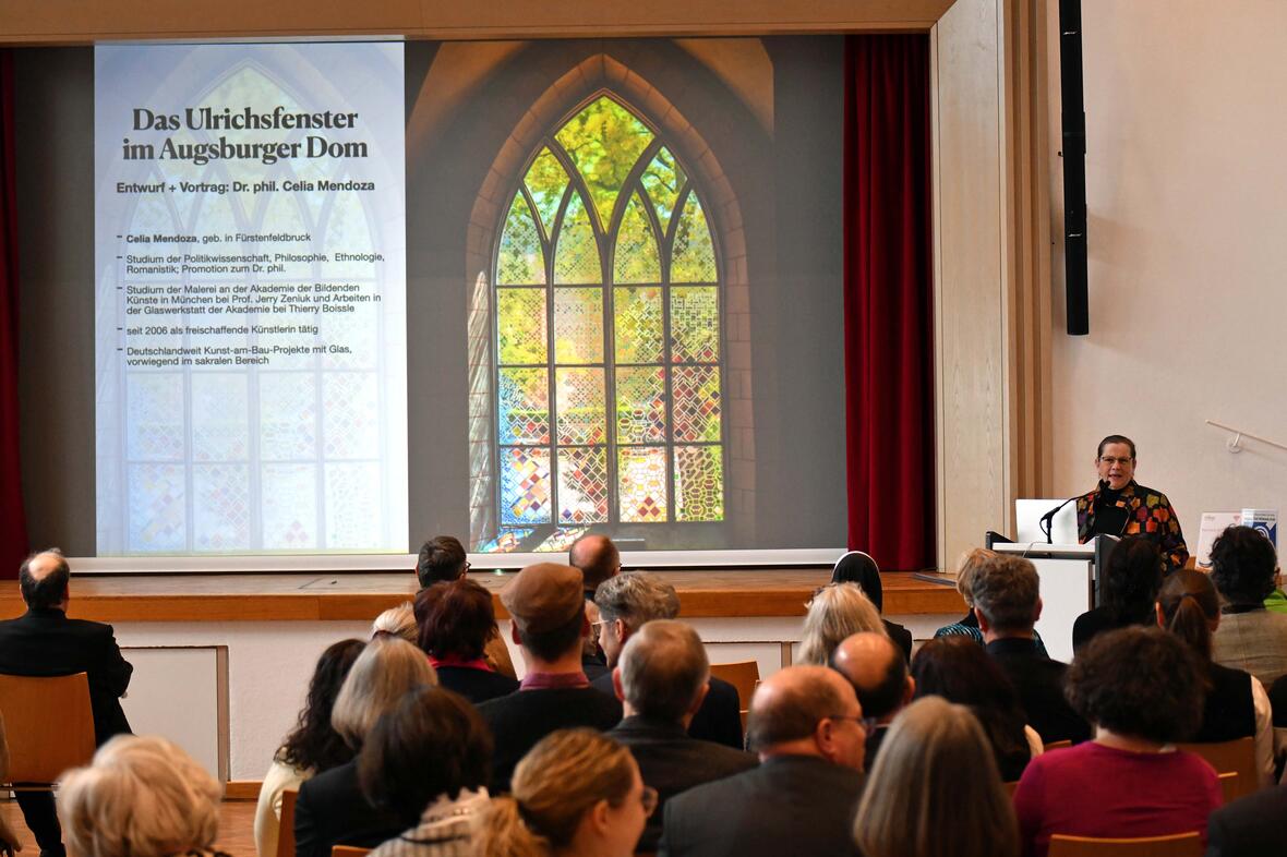 Prof. Dr. Gerda Riedl begrüßte die geladenen Gäste anlässlich des Aschermittwochs der Künstler nach dem Gottesdienst zu Vortrag, Begegnung und kleinem Imbiss im Kolpingsaal. (Fotos: Nicolas Schnall / pba)