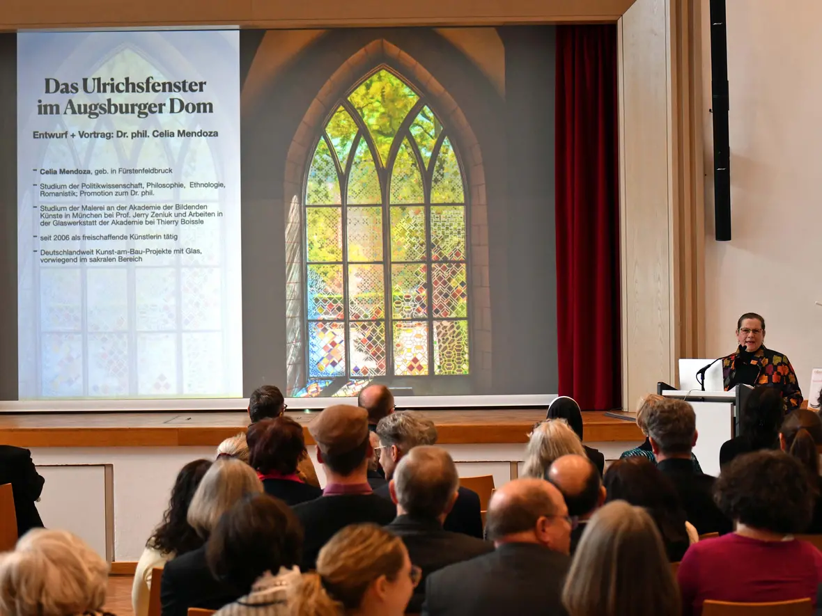 Prof. Dr. Gerda Riedl begrüßte die geladenen Gäste anlässlich des Aschermittwochs der Künstler nach dem Gottesdienst zu Vortrag, Begegnung und kleinem Imbiss im Kolpingsaal. (Fotos: Nicolas Schnall / pba)