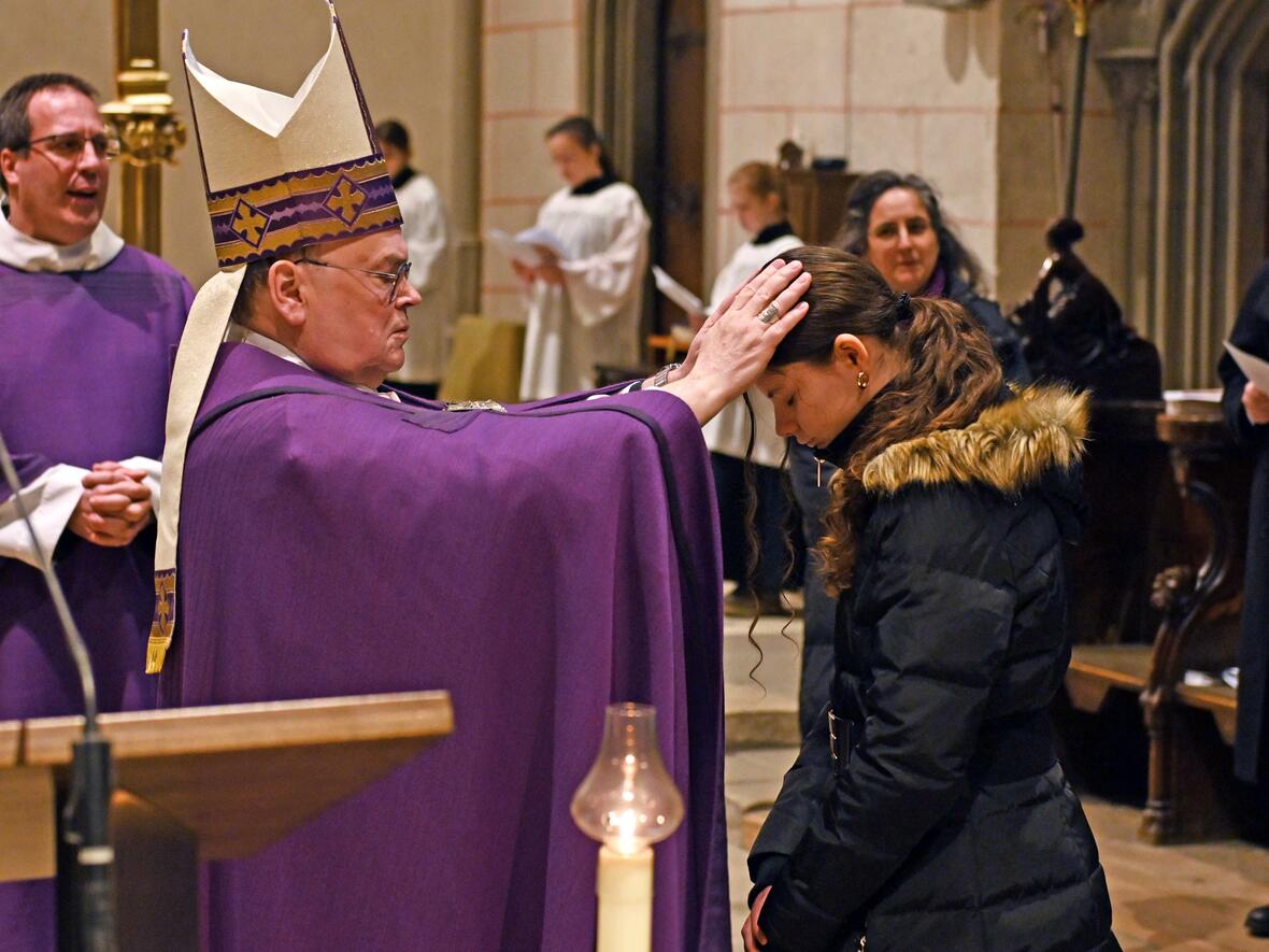 Durch Handauflegung und Gebet wurden die Kandidatinnen und Kandidaten zu den Sakramenten zugelassen. (Fotos: Leander Stork / pba)