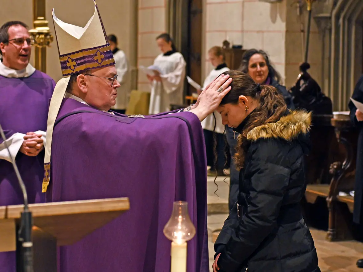 Durch Handauflegung und Gebet wurden die Kandidatinnen und Kandidaten zu den Sakramenten zugelassen. (Fotos: Leander Stork / pba)