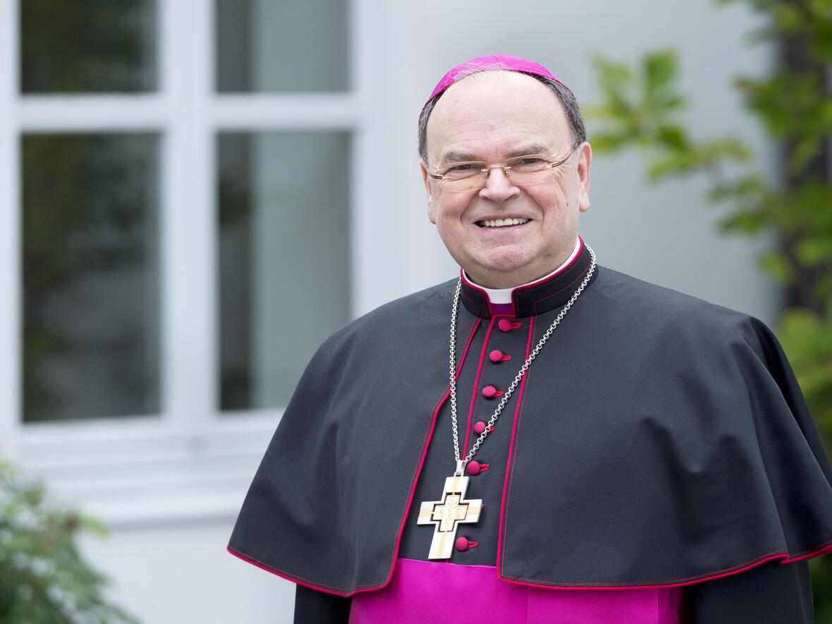 Bischof Dr. Bertram Meier gratuliert dem neuen Vorsitzenden der DBK. (Foto: Bernd Müller / pba)