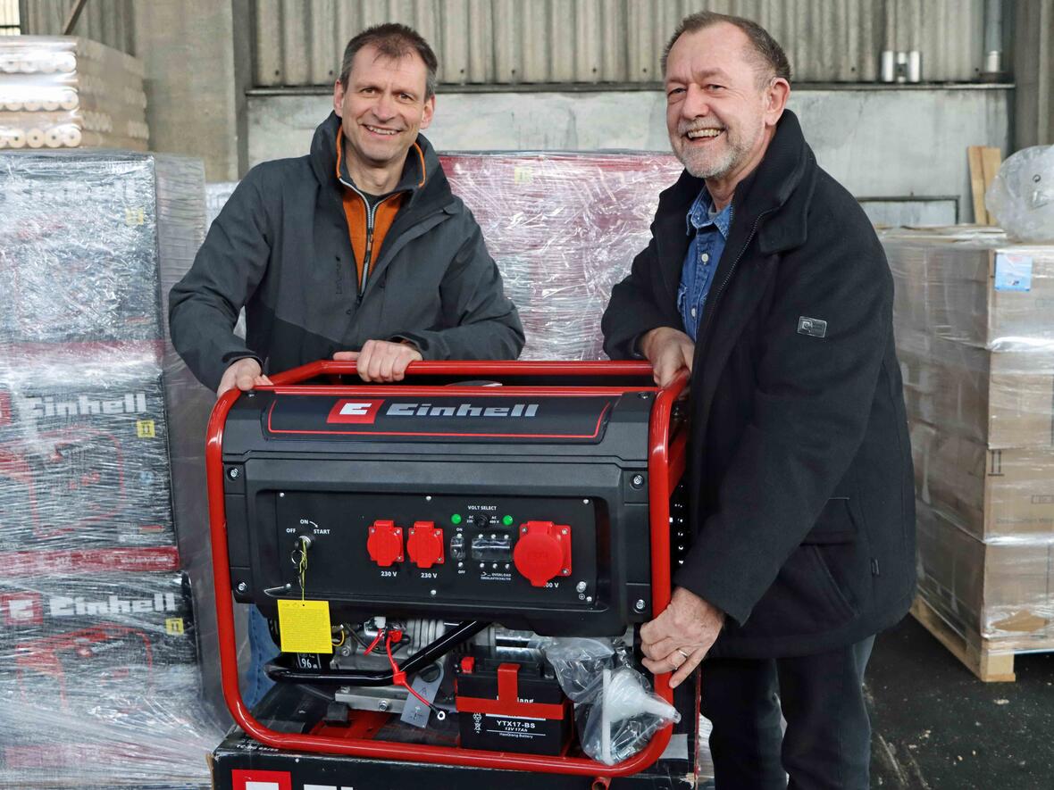 (von links) Robert Hitzelberger, ehrenamtlich im Kolping-Diözesanvorstand und Vorstandsvorsitzender der Kolpingstiftung-Rudolf-Geiselberger sowie Kolping-Bezirksvorsitzender Heinz Schaaf sahen sich im Zwischenlager in Meitingen die für den Kolping-Hilfstransport in die Ukraine gelieferten Stromgeräte an. (Foto: Kolping Augsburg)
