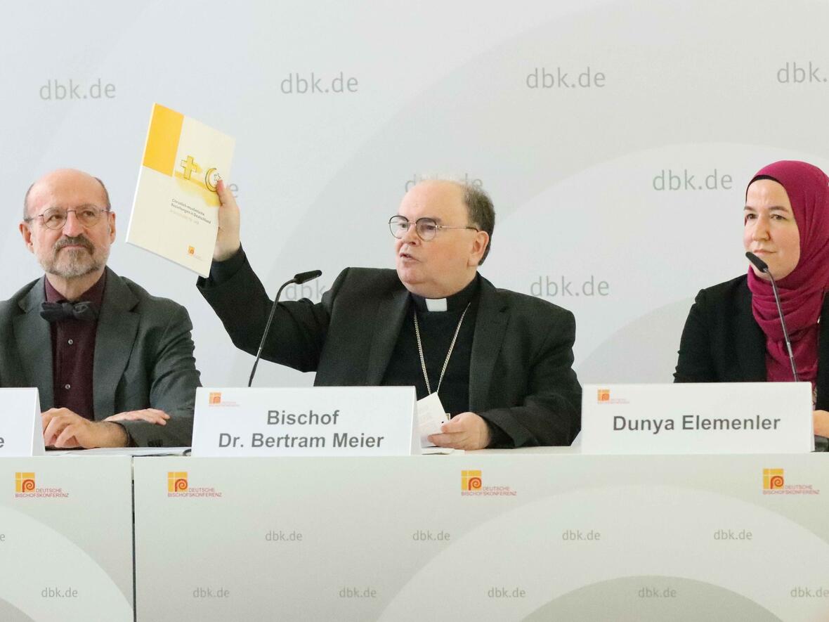 Studientag und Pressegespräch zu aktuellen Fragen des christlich-muslimischen Dialogs: Bischof Bertram präsentiert die neue Arbeitshilfe. (Fotos: Deutsche Bischofskonferenz / Marko Orlovic)