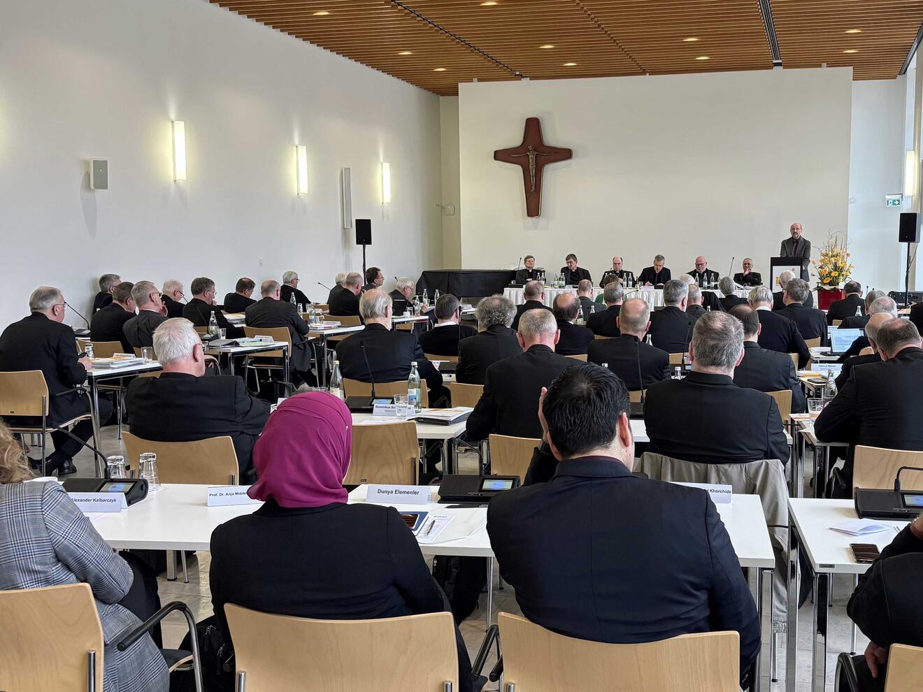"Mehr als nur ein Schwarz-Weiß-Bild": Neue Arbeitshilfe zu christlich-muslimischen Beziehungen vorgestellt
