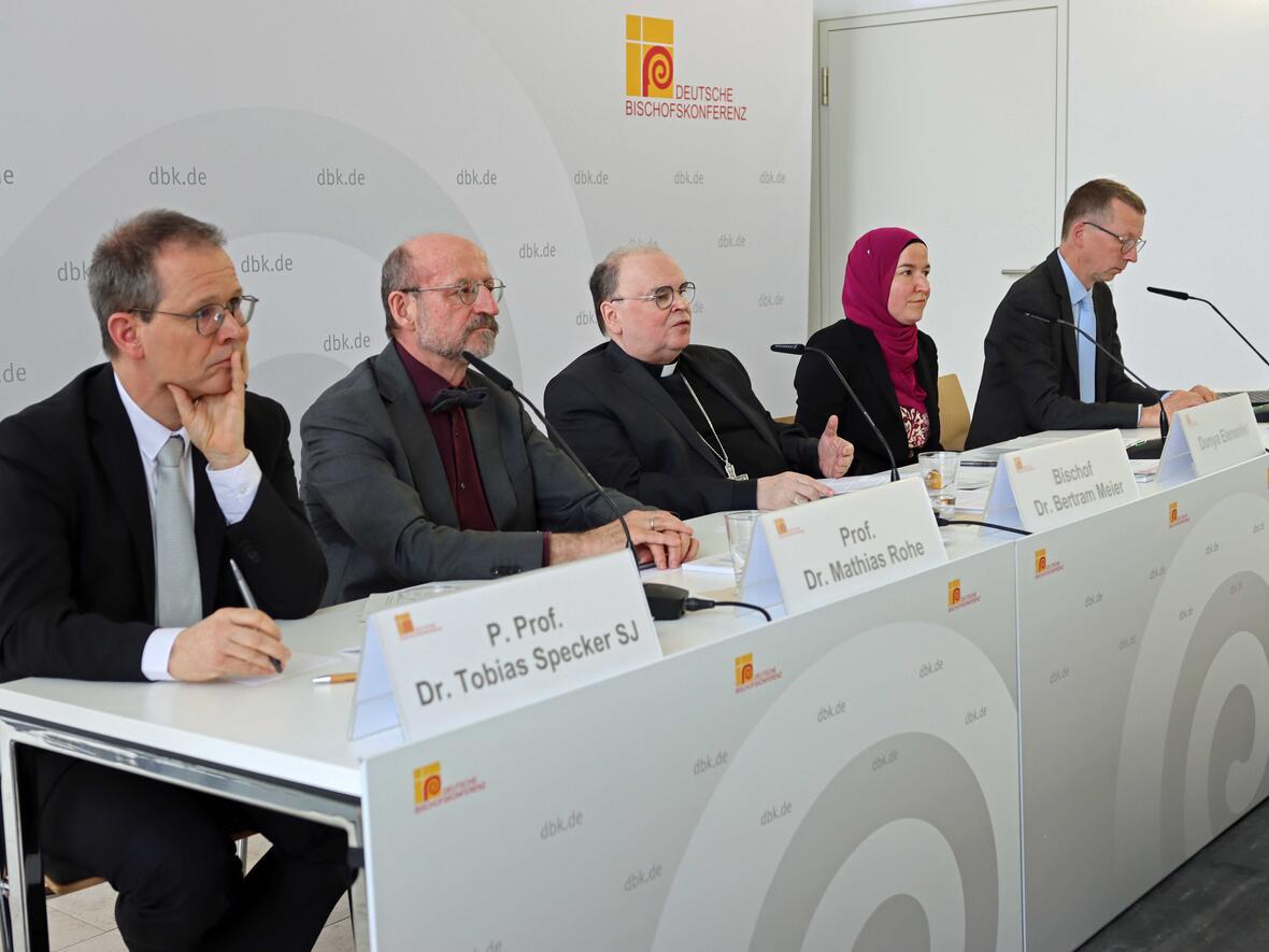 "Mehr als nur ein Schwarz-Weiß-Bild": Neue Arbeitshilfe zu christlich-muslimischen Beziehungen vorgestellt