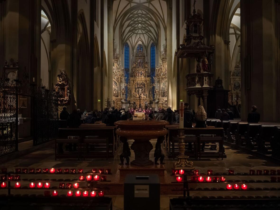 "Gewalt allen schafft keinen Frieden": Die europaweite eucharistische Gebetskette führte auch durch die Augsburger Ulrichsbasilika (Fotos: Julian Schmidt / pba)
