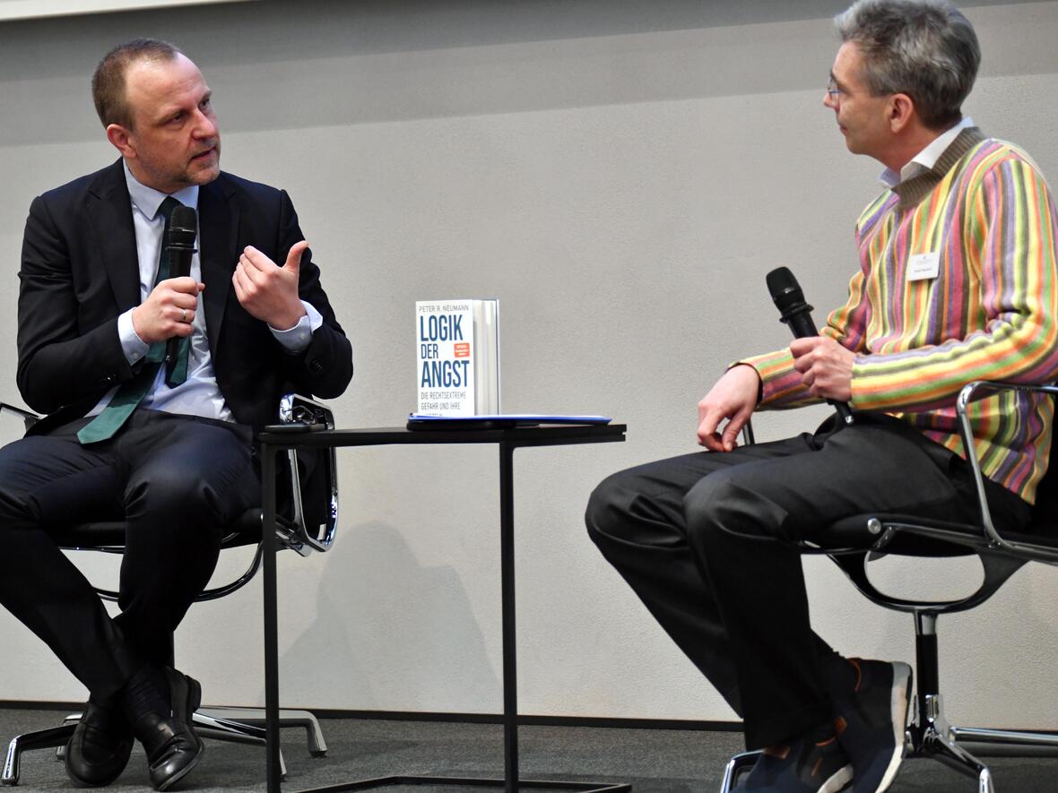 Gestern Abend noch bei Caren Miosga in Berlin, heute Vormittag beim Studientag des Bischofs in Augsburg: Extremismus-Experte Prof. Peter Neumann (links) im Gespräch mit Dr. Rudolf Häselhoff, Leiter der diözesanen Fortbildungsabteilung. (Fotos: Nicolas Schnall / pba)