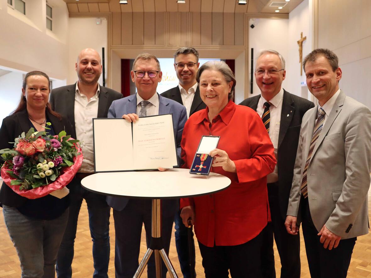 Überreichung des Bundesverdienstkreuzes am Bande an Sonja Tomaschek (3. von rechts). Familienmitglieder freuen sich gemeinsam mit Kolping-Diözesanvorsitzenden Robert Hitzelberger und Kolping-Diözesanpräses Wolfgang Kretschmer über die Auszeichnung. (Foto: Kolping Augsburg / Johann Michael Geisenfelder)