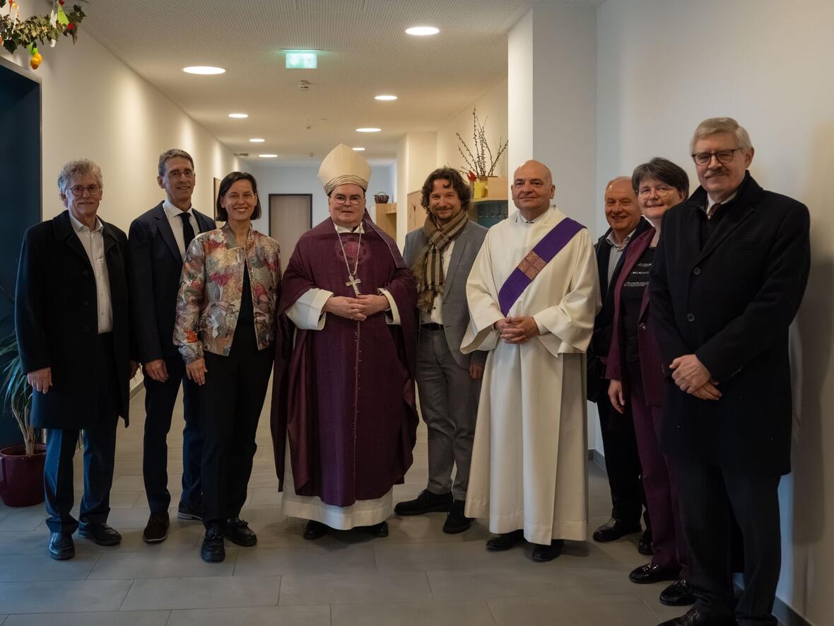 Bischof Bertram mit den Mitgliedern des Stiftungsrats (v.l.): Gerhard Martin, der scheidende Stiftungsvorstand Robert Freiberger, die stv. Stiftungsvorständin Doreen Paus. Bischof Dr. Bertram Meier, der designierte neue Stiftungsvorstand Gernot Jungbauer, Diözesan-Caritasdirektor und Stiftungsratvorsitzender Diakon Markus Müller, Nikolaus Oblinger, Andrea Eisenbarth und Peter Kindermann.