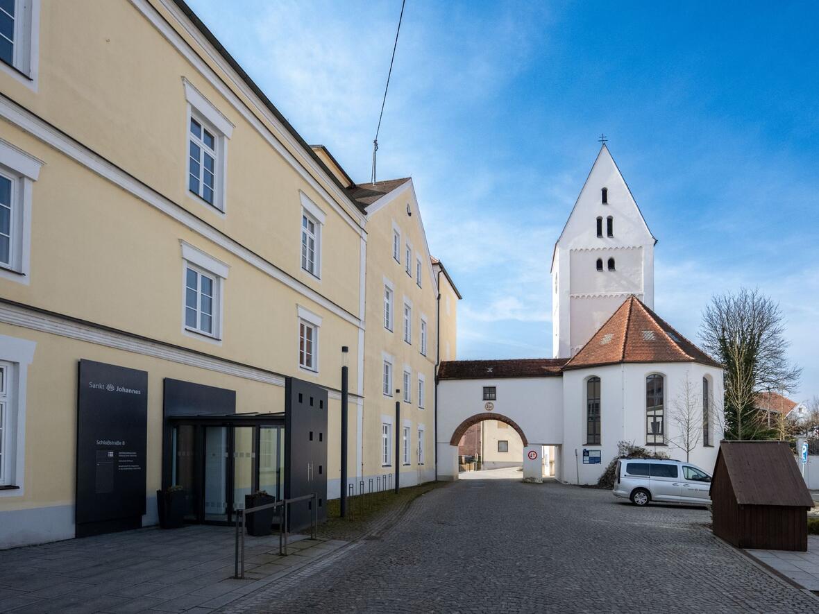 Die Stiftung Sankt Johannes ist seit 1860 im Barockschloss Schweinspoint bei Marxheim beheimatet.