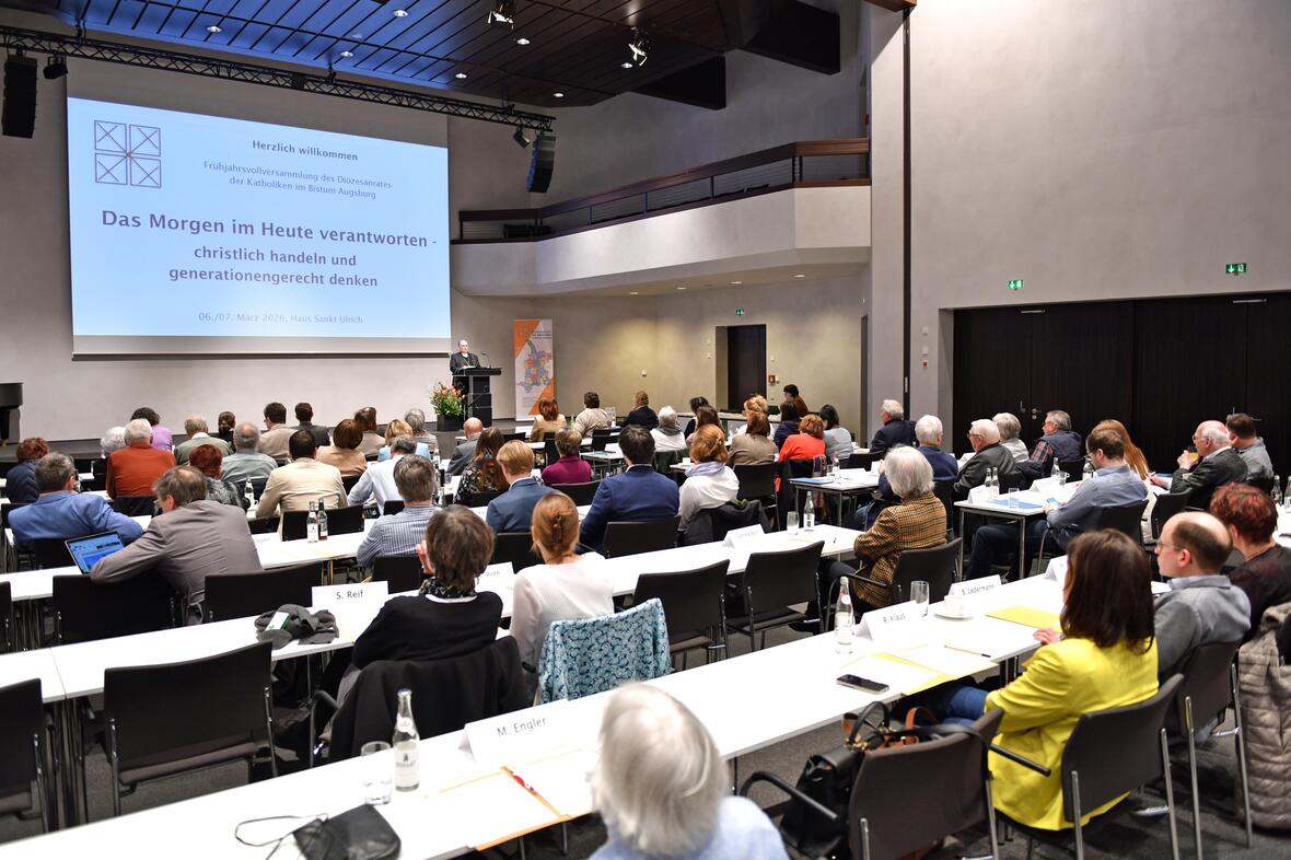 Bischof Bertram nahm die Delegierten der Frühjahrsvollversammlung des Diözesanrats mit auf eine Reise in die Vergangenheit. (Fotos: Nicolas Schnall / pba)