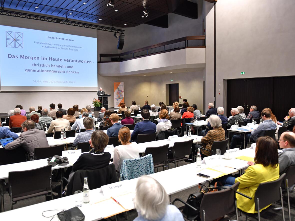 Bischof Bertram nahm die Delegierten der Frühjahrsvollversammlung des Diözesanrats mit auf eine Reise in die Vergangenheit. (Fotos: Nicolas Schnall / pba)