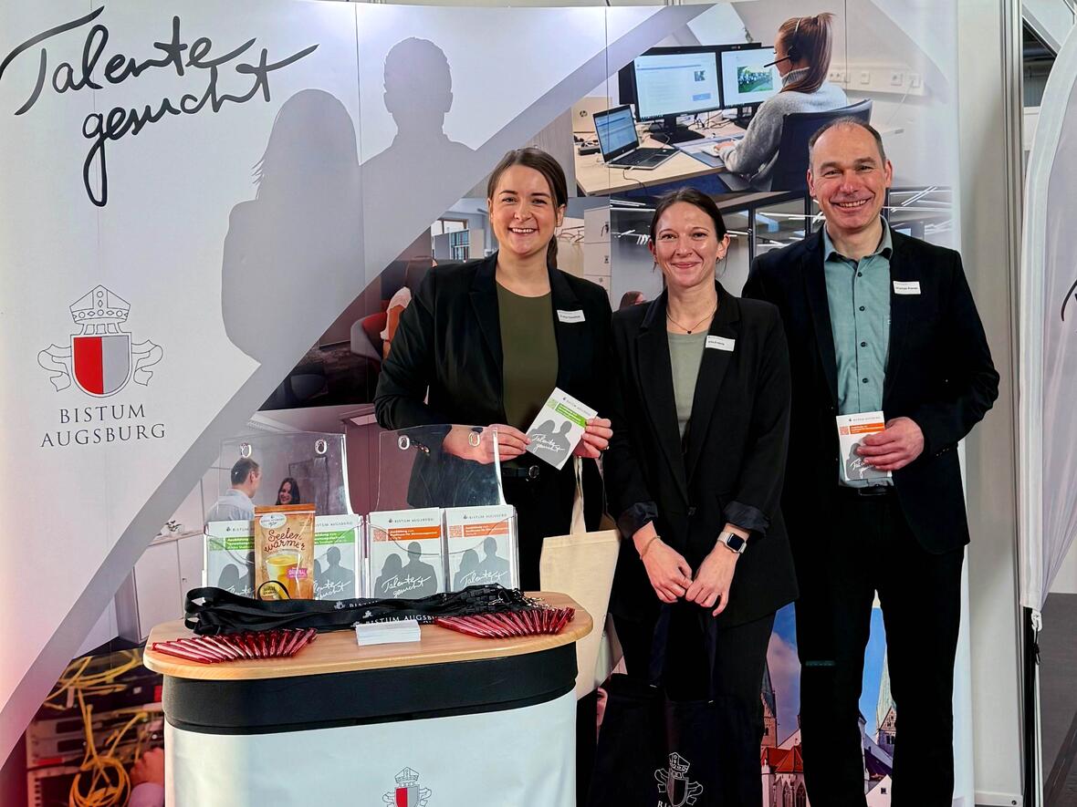 Evelyn Gawlitza, Julia Enderle und Johannes Kramer stellten auf der "fitforJOB" Karrieremöglichkeiten beim Bistum vor. (Foto: Fachbereich Recruiting)