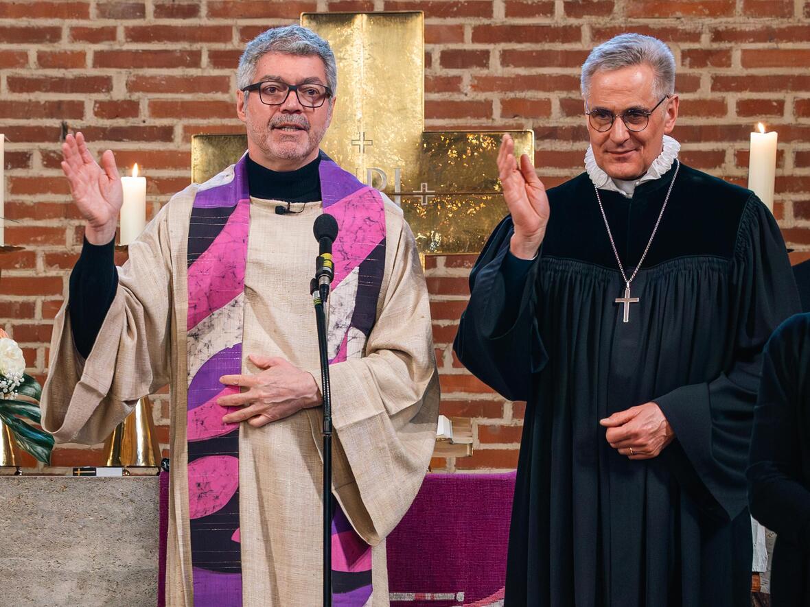 In ökumenischer Gemeinschaft beim Eröffnungsgottesdienst der Vesperkirche: (von links) der katholische Dekan Helmut Haug und der evangelische Dekan Frank Kreiselmeier. (Fotos: Evangelisches Dekanat / Nils Klotz)