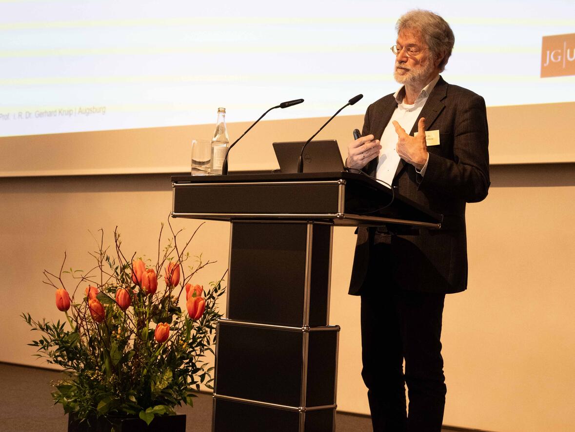 Prof i.R. Gerhard Kruip referierte zum Thema "Generationengerechtigkeit" (Fotos: Maria Rösch / pba) 