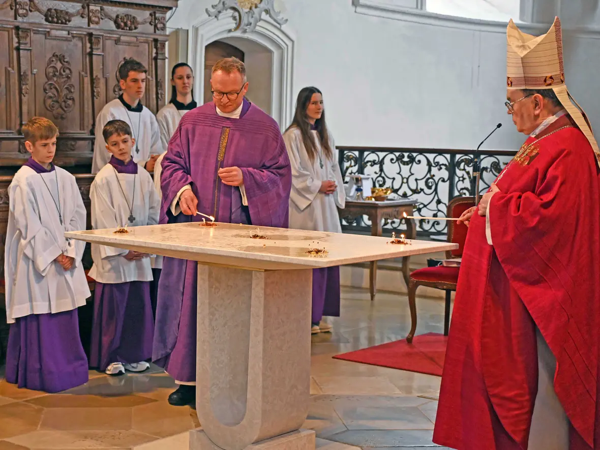 Während der Weiheliturgie in der Wallfahrtskirche St. Michael wurde Weihrauch auf dem Altar entzündet. (Fotos: Leander Stork / pba)