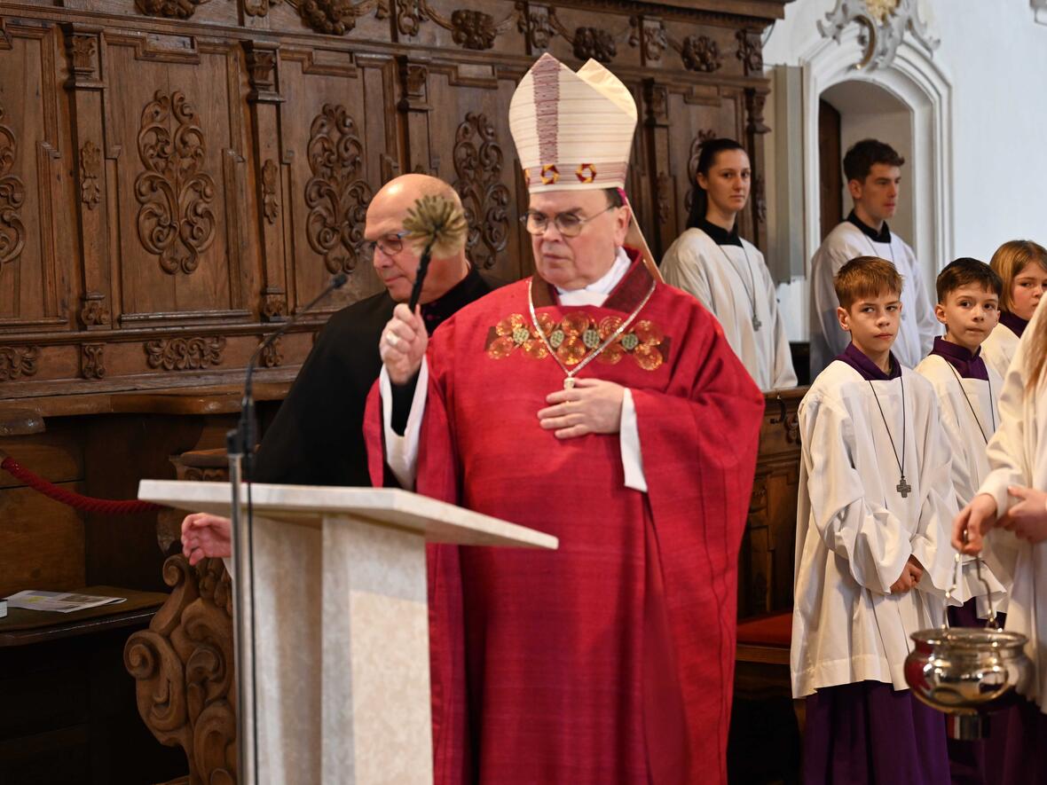 Auch der Ambo erhielt den bischöflichen Segen.