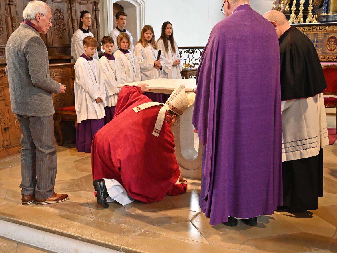 Im Altar wurden Reliquien der heiligen Birgitta und des hl. Simpert beigesetzt.