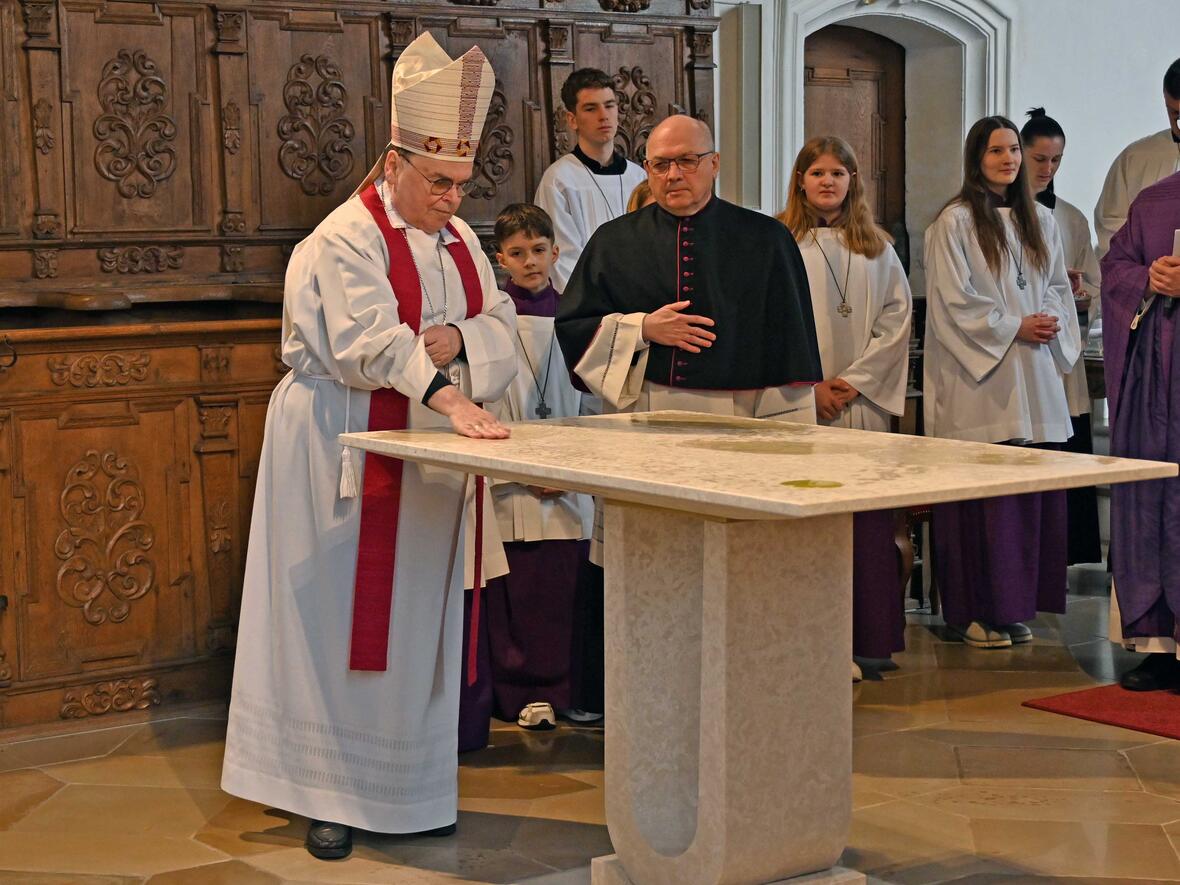 Mit Chrisam bestrich Bischof Bertram die Altarplatte.