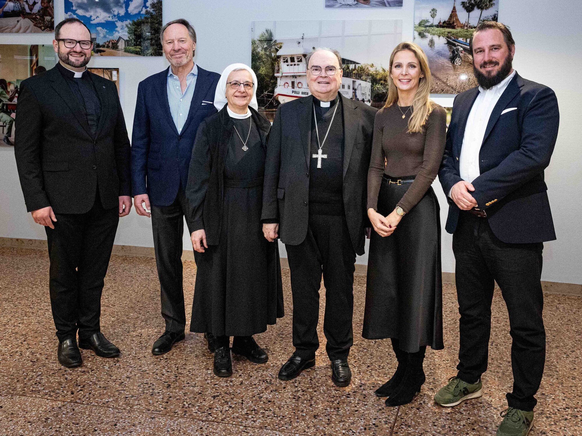 Die Freude über die neue Kapelle ist groß (v.links): Pfarrer Felix Siefritz (Pfarreiengemeinschaft Augsburg Mitte), Prof. Rainer Salfeld (Geschäftsführender Direktor Artemed SE), Sr. M. Carissima Fendt (Generaloberin der Barmherzigen Schwestern zum Hl. Vinzenz von Paul), Bischof Dr. Bertram Meier, Lesley Spaedtke (Geschäftsführer Klinik Vincentinum) und Michael Kneis (Geschäftsführender Direktor Artemed SE)