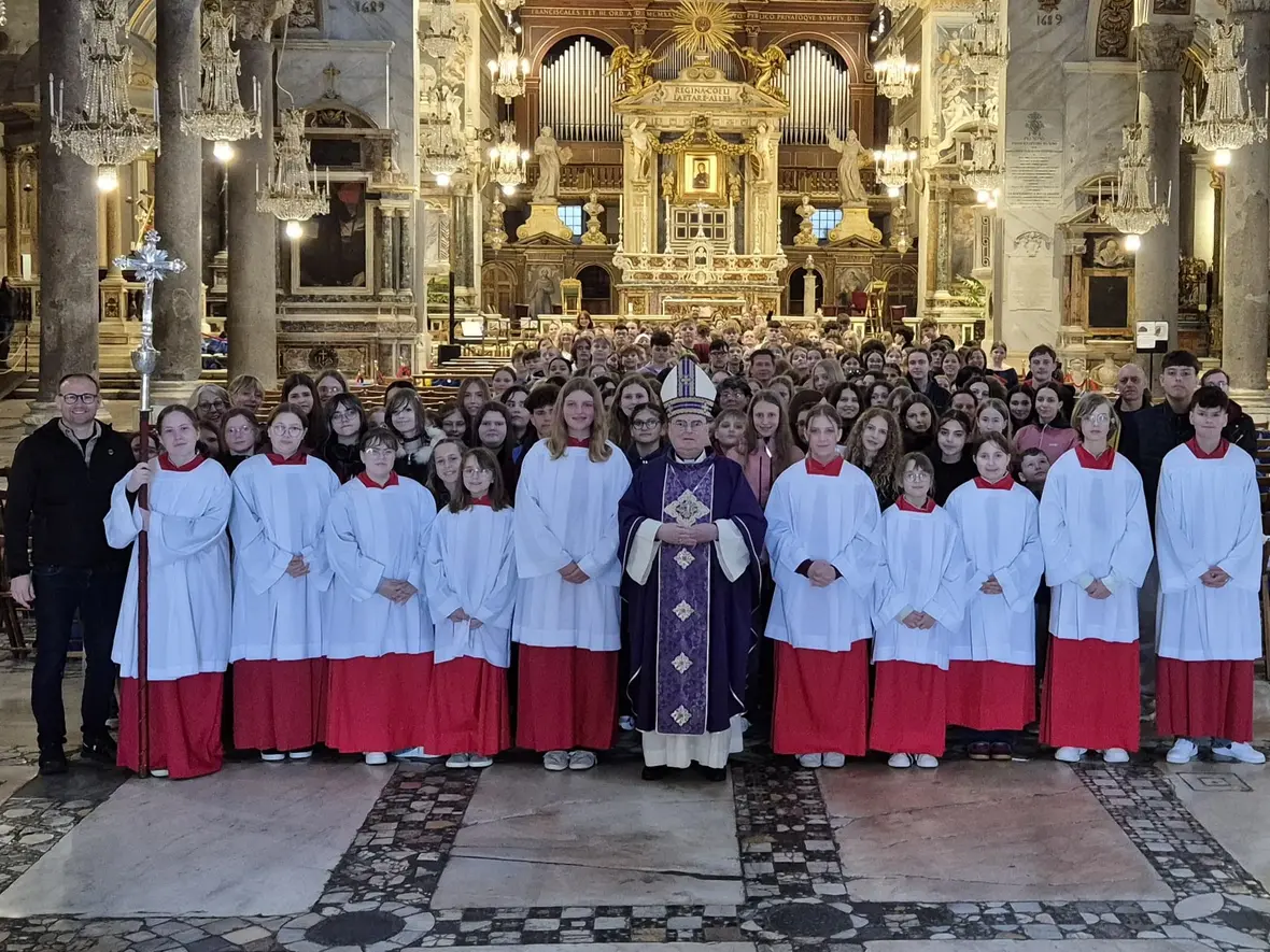 Donauwörther Schülerinnen und Schüler zusammen mit Bischof Bertram auf Rom-Wallfahrt (Foto: Realschule St. Ursula)