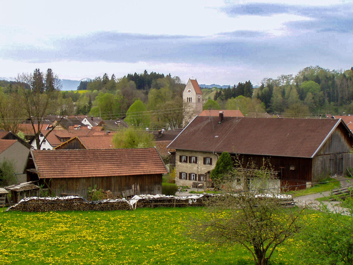 Huglfing mit der Pfarrkirche St. Magnus von Osten (Foto: Wikimedia Commons)