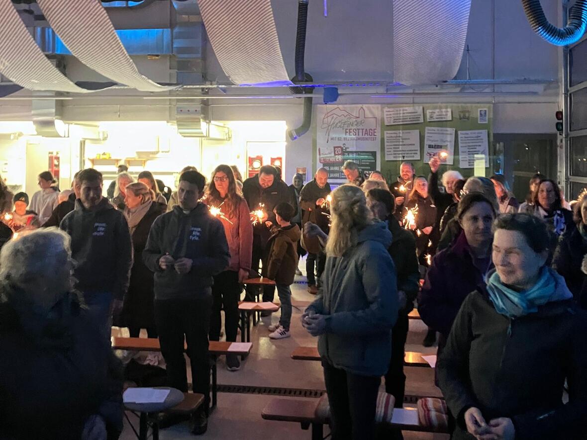Jugendgottesdienst im Feuerwehrhaus.