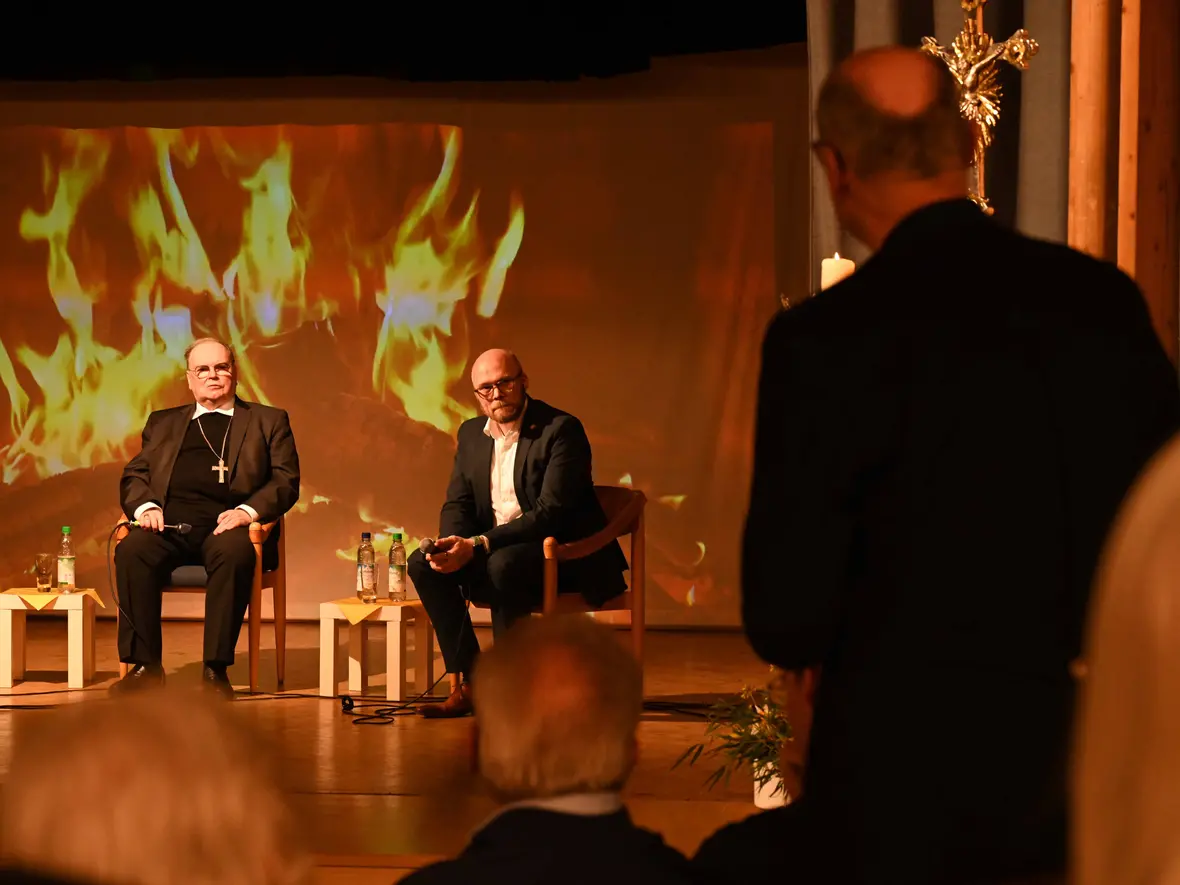 Bischof Bertram und Staatsminister Mehring stellten sich den Fragen der Gäste. (Fotos: Leander Stork / pba)