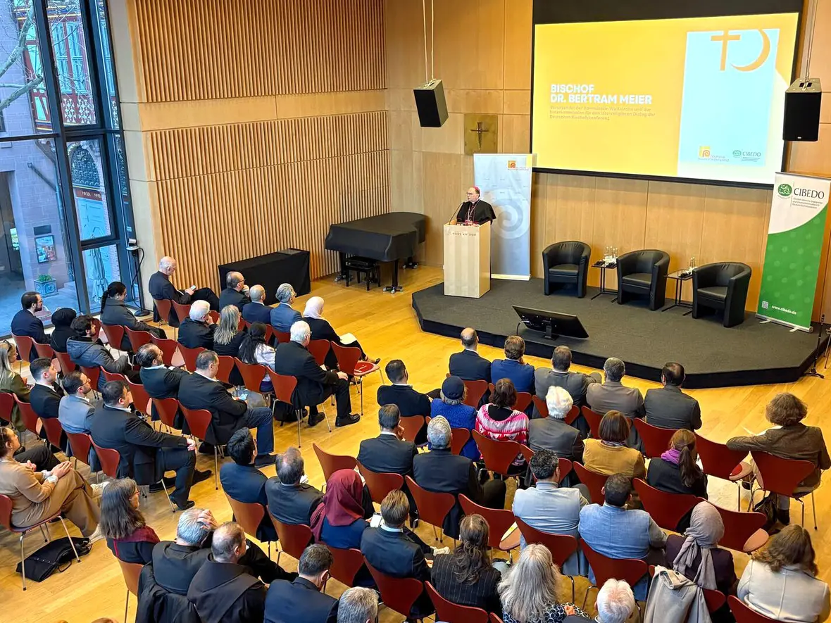 Beim Dialogempfang in Frankfurt positioniert sich Bischof Bertram in seinem Grußwort unmissverständlich gegen Antisemitismus sowie Islam- und Menschenfeindlichkeit. (Foto: DBK Marko Orlovic)
